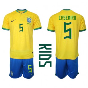 Brasilien Casemiro #5 Hjemmebanesæt Børn VM 2022 Kort ærmer (+ korte bukser)